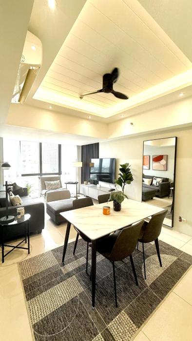 Eastwood QC 2BR Condo Walk to Mall Cafés & Dining
