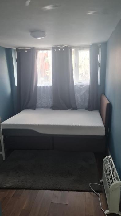 Ensuite Double room in a semi-detached House 13 minutes walk from Raynes Park train station and 40 minutes bus ride to Wimbledon