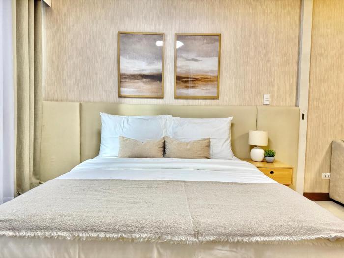 Uptown BGC 1BR Warm Neutral Suite Pool View
