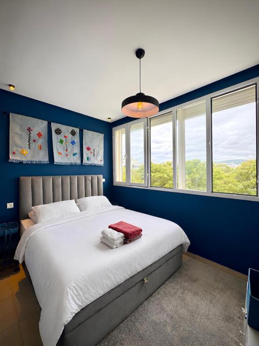 Skyline Blue Studio Bright View & AC