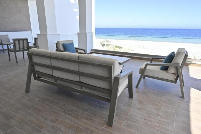 Apartamento con terraza frente mar, a pie de agua