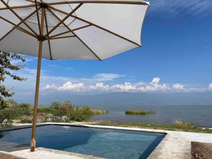 Beautiful house in Chapala with a pool