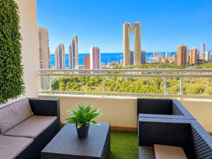 Apartamento con Terraza, Piscinas, Gym y Parking