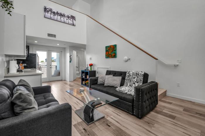Modern 1BR Loft Near Hollywood & DTLA Free Parking Balcony