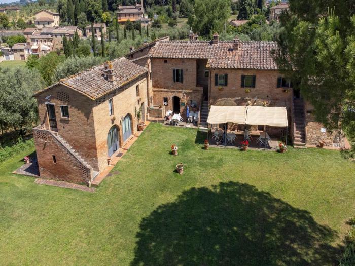 Siena Holiday Home with pool for 4