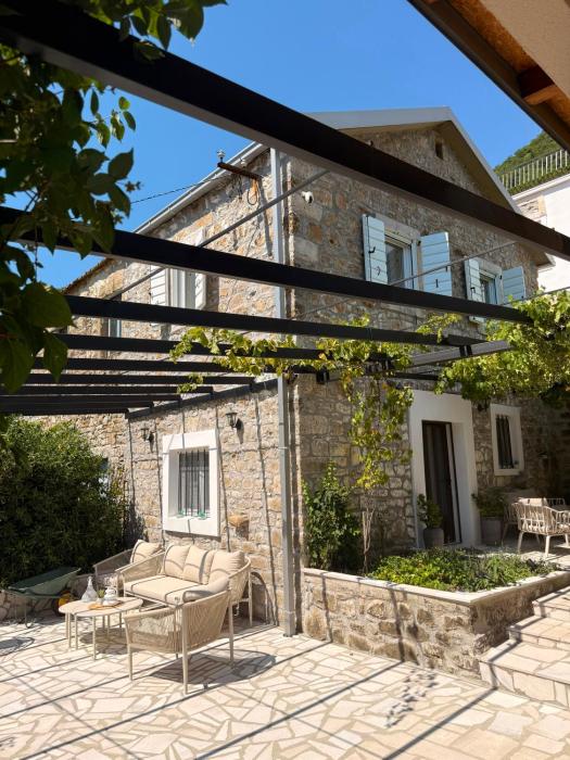 Old Stone House Una Sutorina