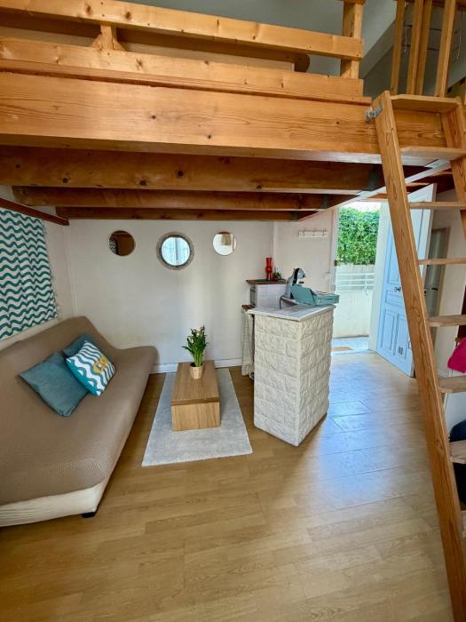 Studio climatisé avec mezzanine à 300 m de la plage