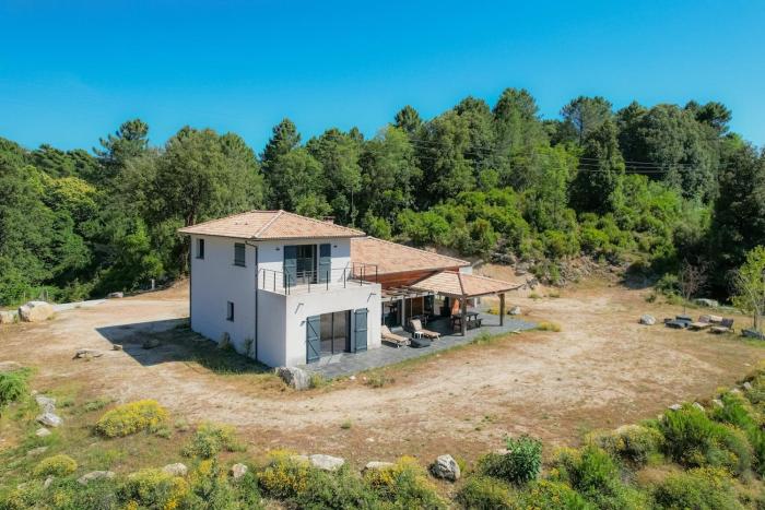 House of Bavella between mountains and sea