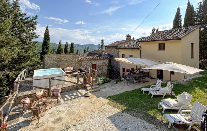 Amazing Home In Palazzo Del Pero Ar With Wifi