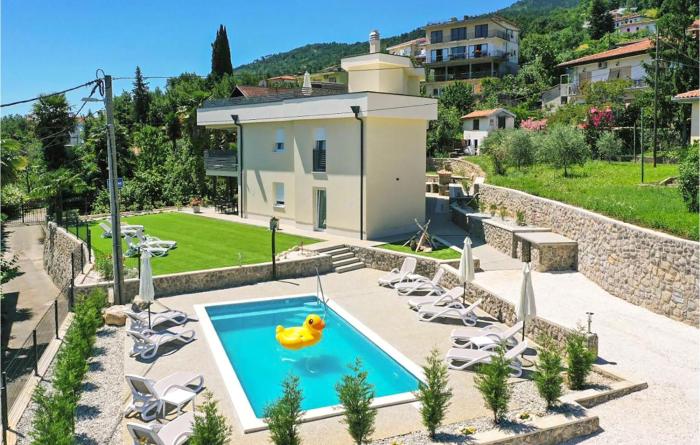 3 Bedroom Beautiful Apartment In Lovran