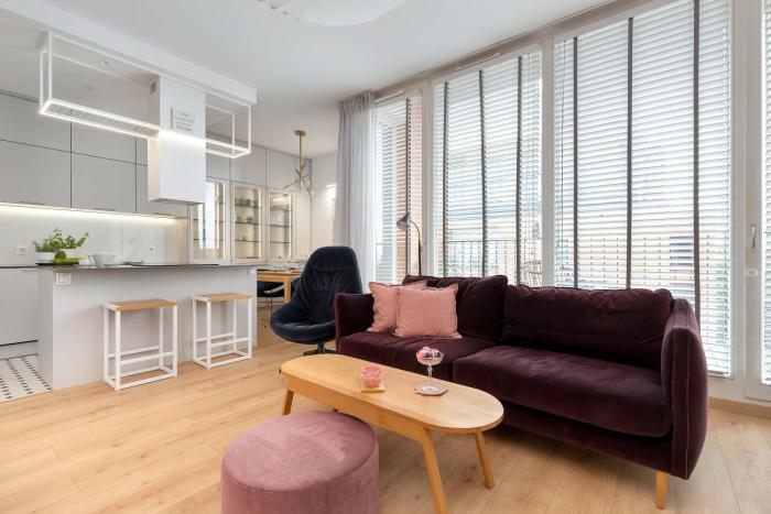 Stylish Apartment with a Balcony in Downtown by Noclegi Renters