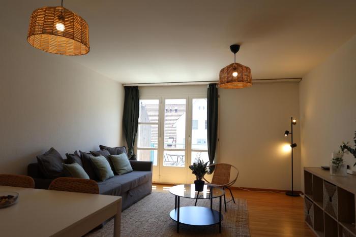 Modern 2BR Apartment - Easy Access to City