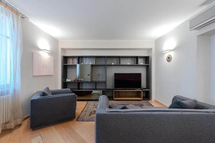 239sqm in Centro near Duomo with Garage and 12 Seats