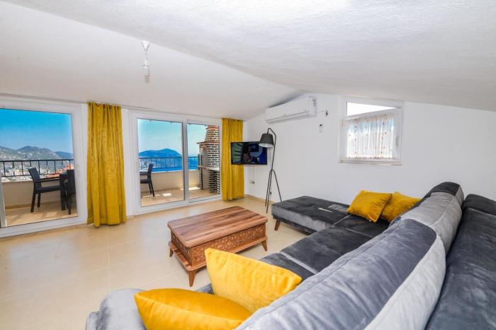 Luxuriously furnished penthouse with terrace pool and jacuzzi in Kalkan