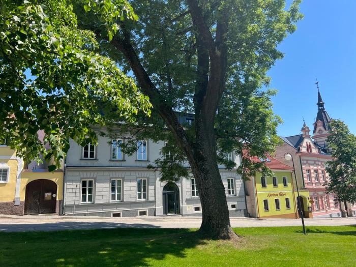 Luxusní apartmán 3kk, výhled na náměstí, 10 min k pláži