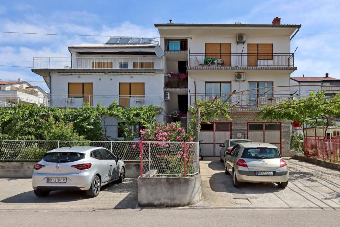 Apartments with parking space Crikvenica - 22214