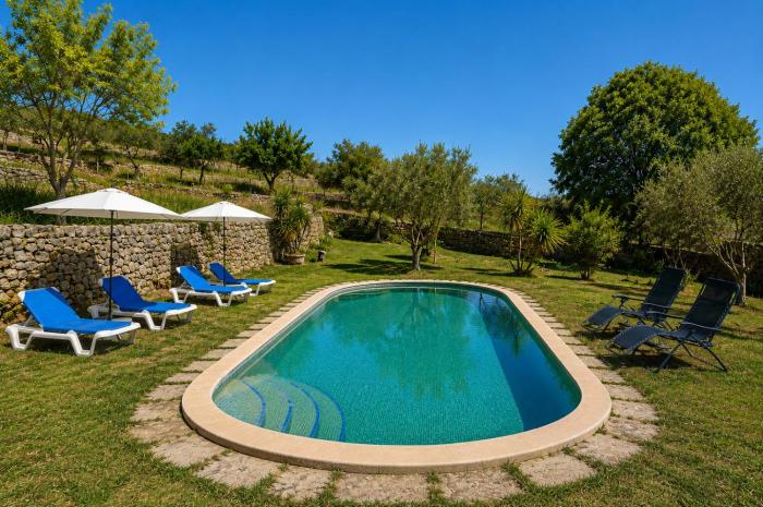 Encantadora finca con piscina en la naturaleza