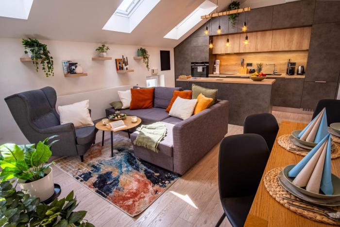 Stylish Top-Floor Apt, Skylights, AC, Netflix