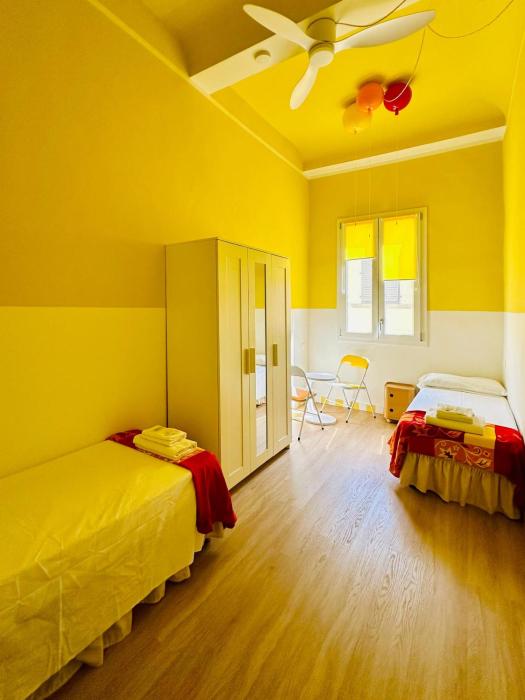 Playful twin room with en suite bathroom - ColivingFlorence VdM