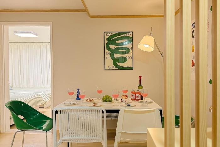 Mid-Century Style - Near KSPO DOME, Flat Walk, Family & Group, Up to 6 guests, Jamsil, Lotte World, Free Luggage Storage