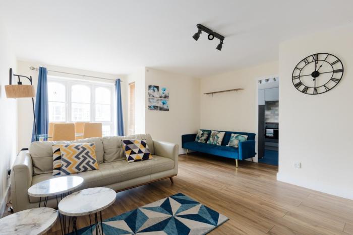 Calming 2BDR Waterfront Flat with Fantastic Views