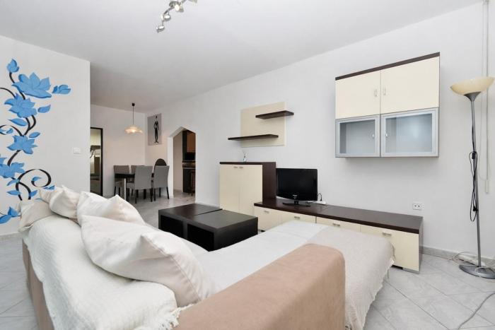 Modern 3-room apartment near the swimming pool, 10 minutes to the center
