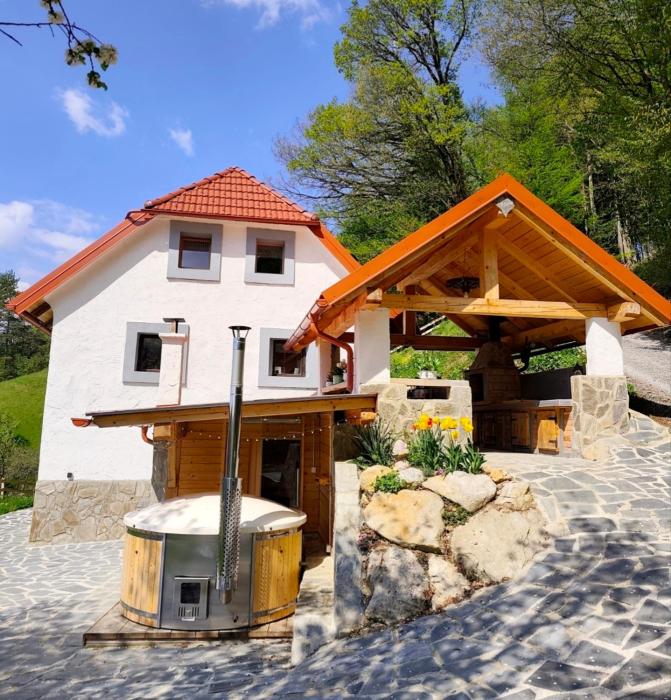 Kmetija Karničnik-kmečka hiša Matejka with Hot tub&Sauna