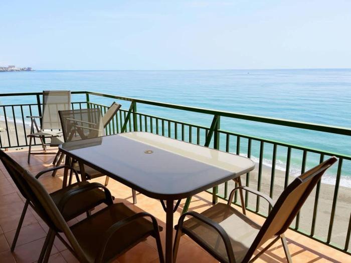 Beachfront 2 Bed Balcony & Sea Views