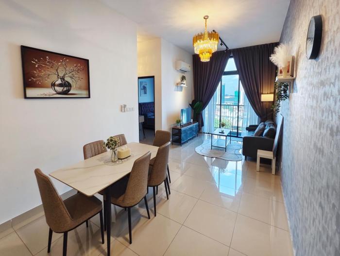 500m walking to CIQ I 2 day -20 Percent Offer I 7pax 2BR, Free Netflix and Viu ,1 carpark