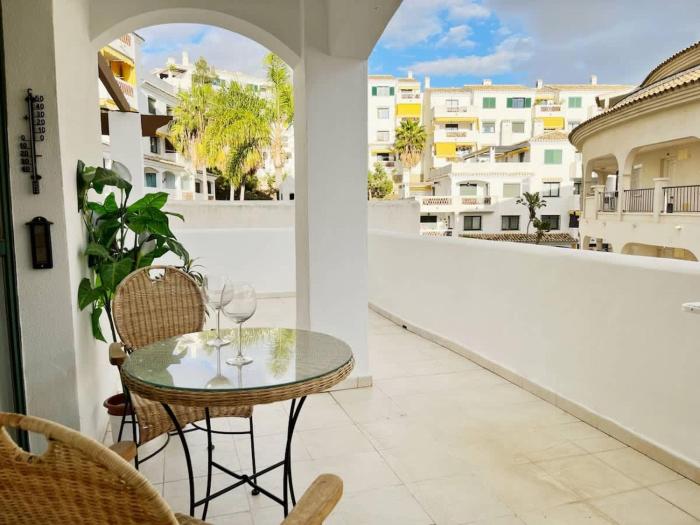 2 Bed Apartment Huge Terrace & Pool