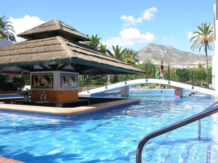 Rare 2BR Benal Beach Heated Pool & Slides