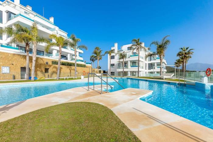 Top-Floor Apartment Private Pool & Sea Views