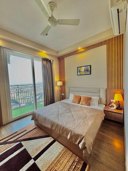 Apex Suites, Couple friendly, near expo mart