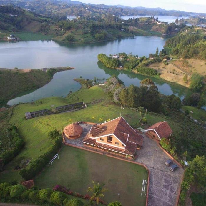 El Peñol caminos del sol with a view of the dam