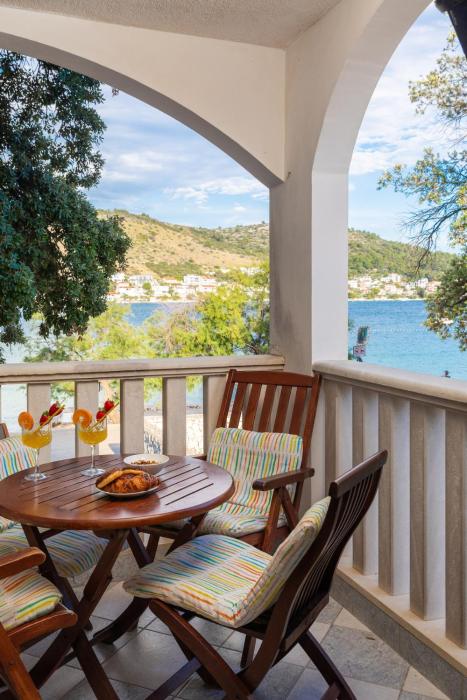 Jelena - Beachfront 2 Bedroom Family Apartment