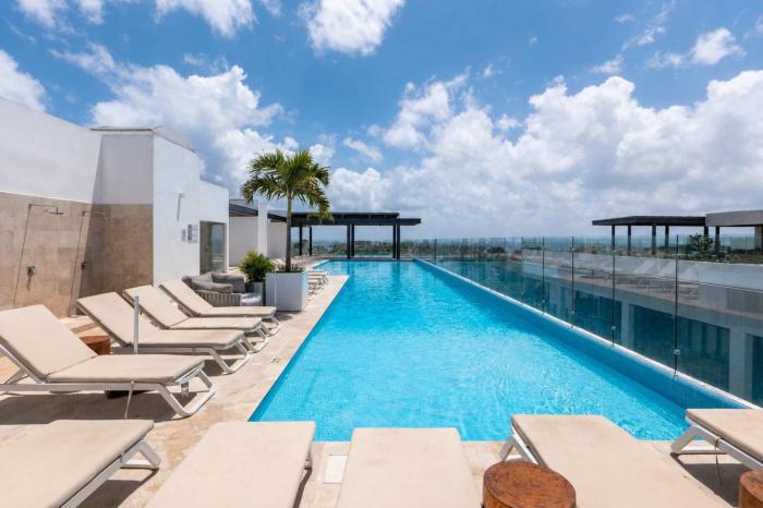 Stylish Condo w Roof Pool & Jacuzzi in Prime Playa