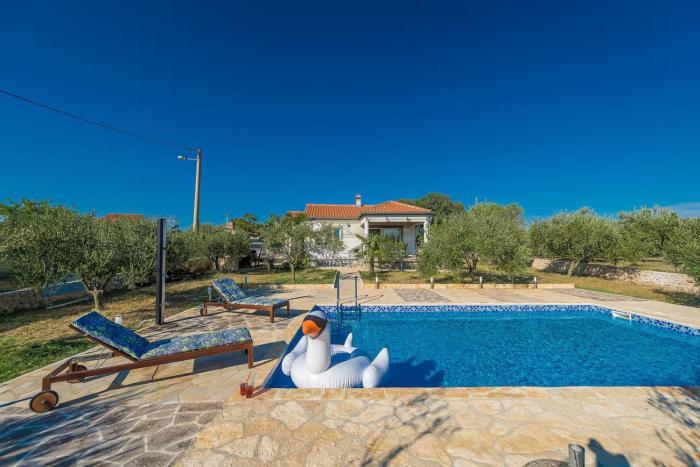 Family friendly house with a swimming pool Zemunik Gornji, Zadar - 27166