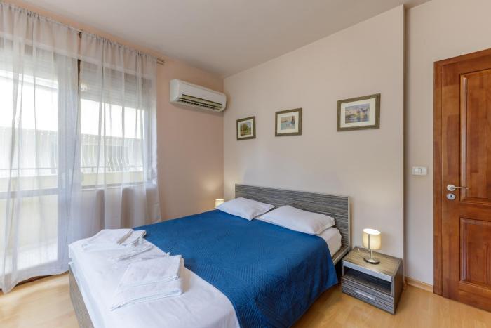 Sea Garden flat with private parking