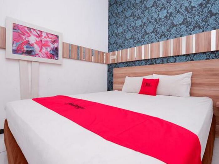 RedDoorz near Plaza Simpang Lima