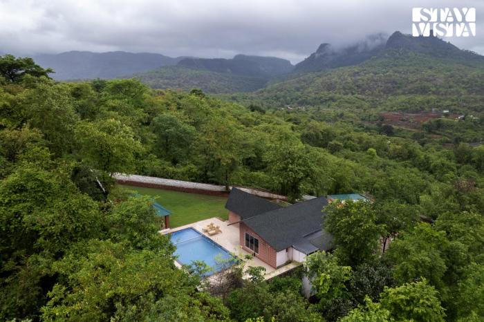 StayVista at Milestone Villa with Pool, Mountain View