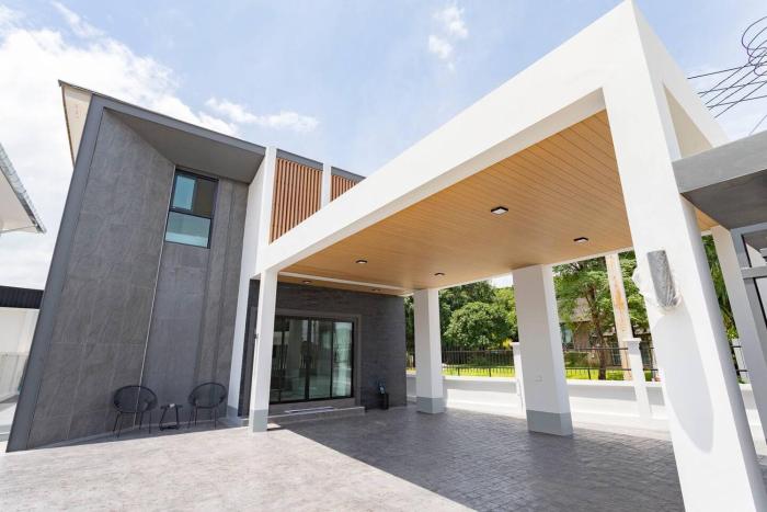 Minimalist 4BR Chiang Mai Home: Fits 10, Cozy.