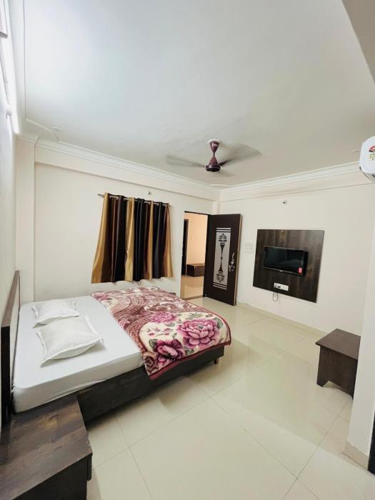 Hotel Chandram 966o9o1oo6 400mtr from shreenathji temple By SK