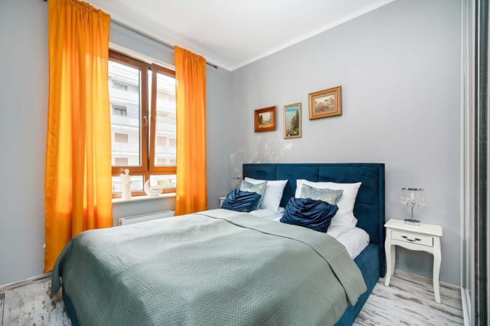 Spacious Apartment with a Balcony and Parking by Noclegi Renters