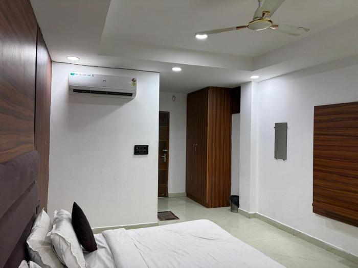 PLAY HOTEL BUDHA TOWER sector 18 metro