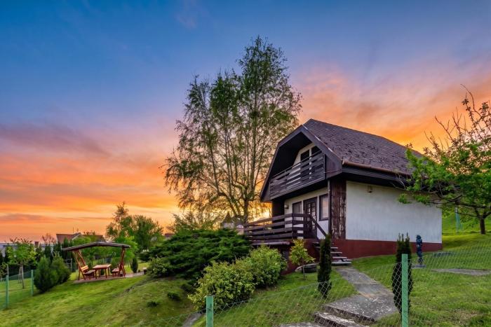 Karesz Holiday Home w Terrace & Garden - Happy Rentals