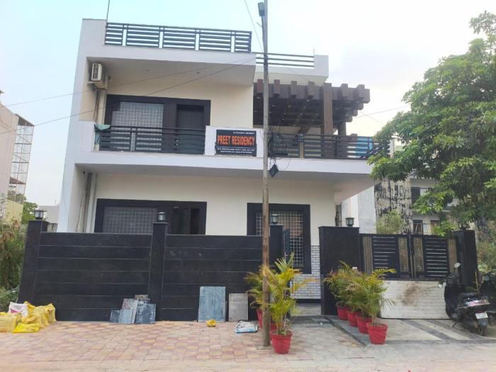 PLAY HOTEL PREET RESIDENCY couple friendly
