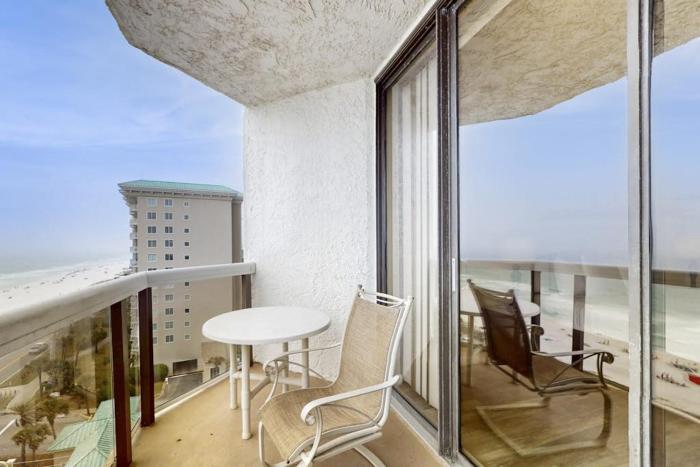 Cozy beachfront condo with shared pool and easy beach access