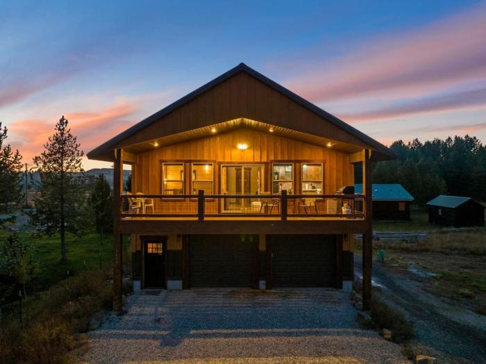 Mountain Top Retreat - Walk to River, Game Room, Hot Tub, Yellowstone