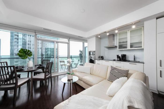 Charming 1BR Downtown Condo with Lakeview Balcony