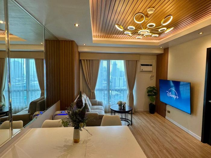 2BR Condo in Mandaluyong with Sunrise View, 65 Inch OLED TV and DisneyPlus